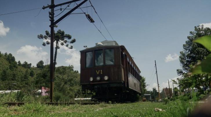 Un vieux train aux voitures en bois circulant à Campos do Jordão